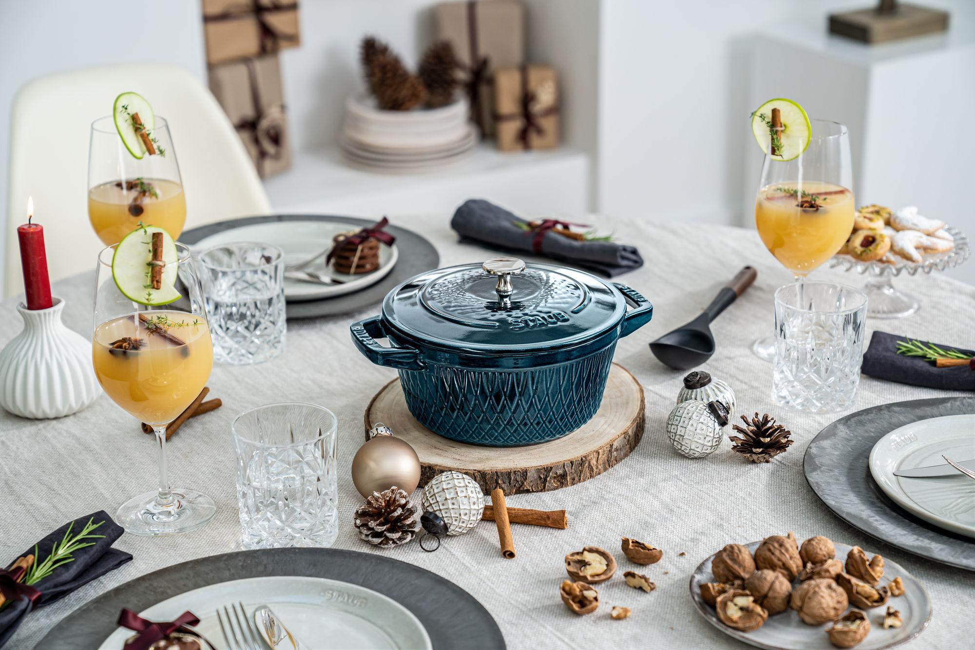 Liatinový hrniec s pokrievkou Cocotte Twist, Ø 20 cm / 2,29 l, morská modrá 