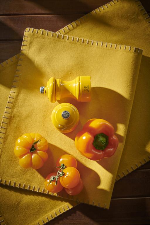 Mlynček na čierne korenie Bistrorama, 10 cm, šafranovo žltá