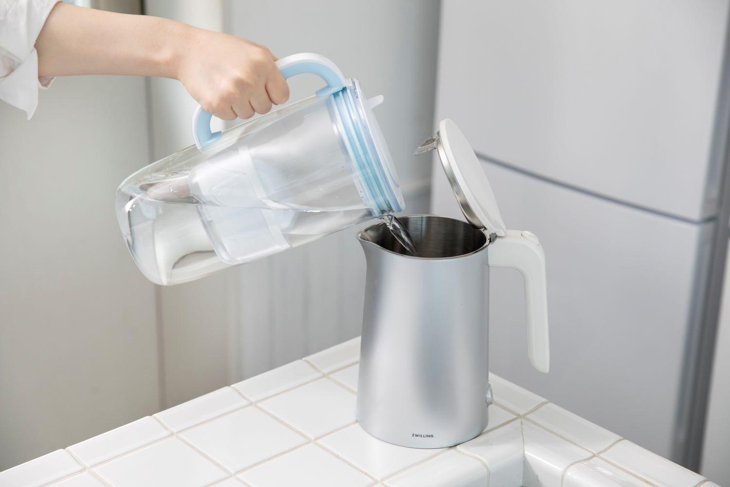 Sklenená filtračná kanvica Glass Jug, 2,5 l, svetlo modrá