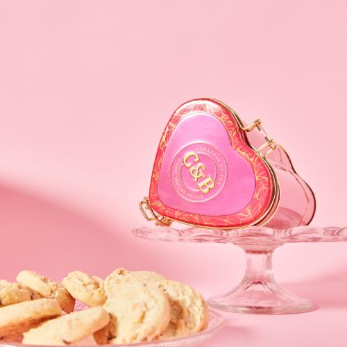 With Love sušienky s jahodami a bielou čokoládou, darčeková kovová dóza v tvare srdca, 150 g