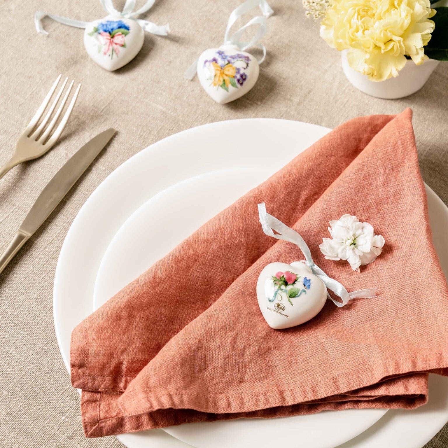 Veľkonočná porcelánová závesná dekorácia mini srdiečko "Veternica" 4,5 cm