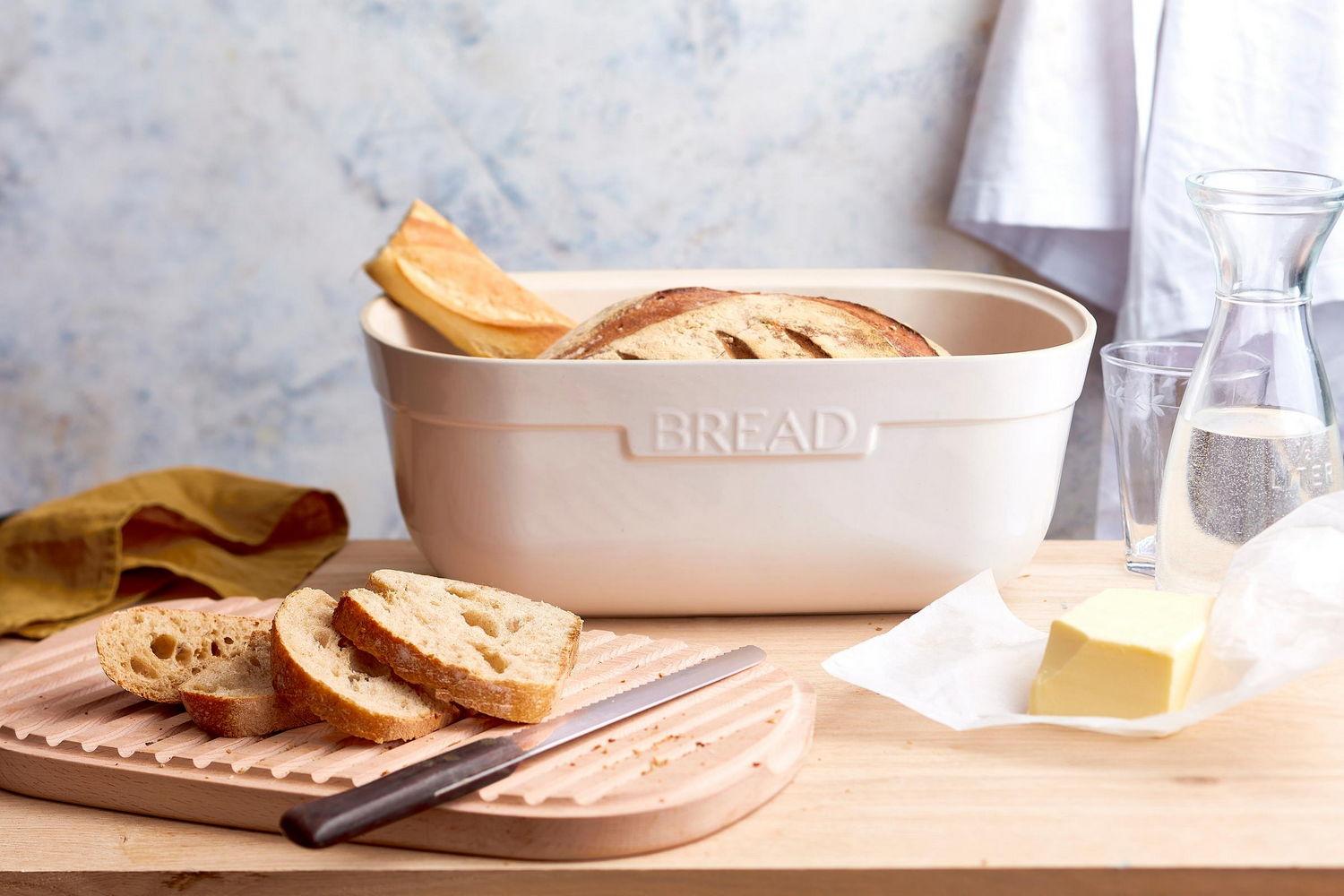 Keramický chlebník s vekom, 35,5 x 24,5 cm, granátová červená