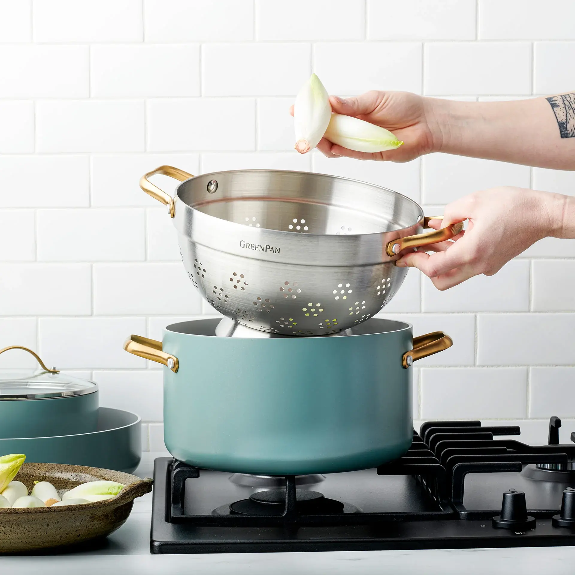 Hrniec s nepriľnavým keramickým povrchom so sklenenou pokrievkou a sitkom, 24 cm, zelená