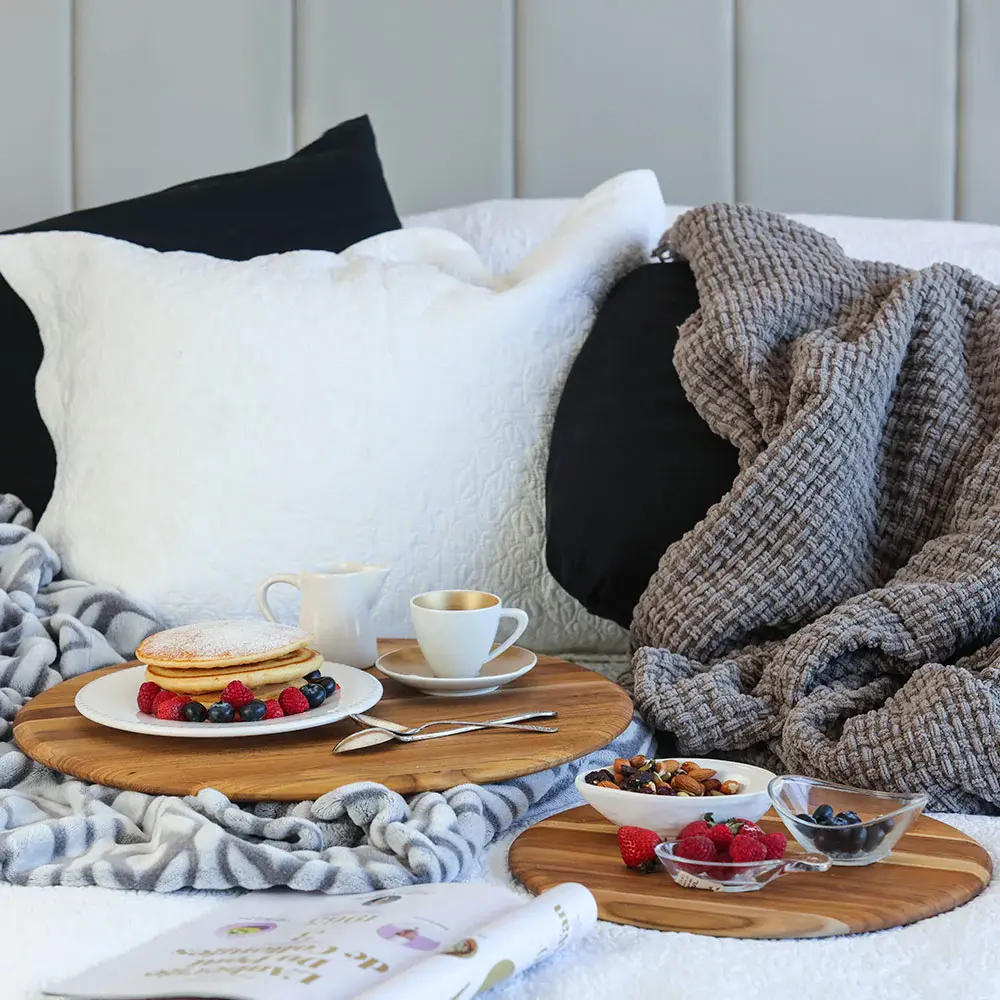 Okrúhla doska na krájanie a servírovanie Elegant, veľkosť M, 33 x 1,5 cm, prírodný teak