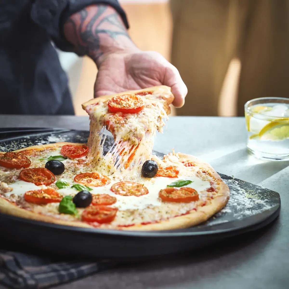 Keramický pizza kameň do rúry aj na gril Pizza Station, 42 x 35 cm