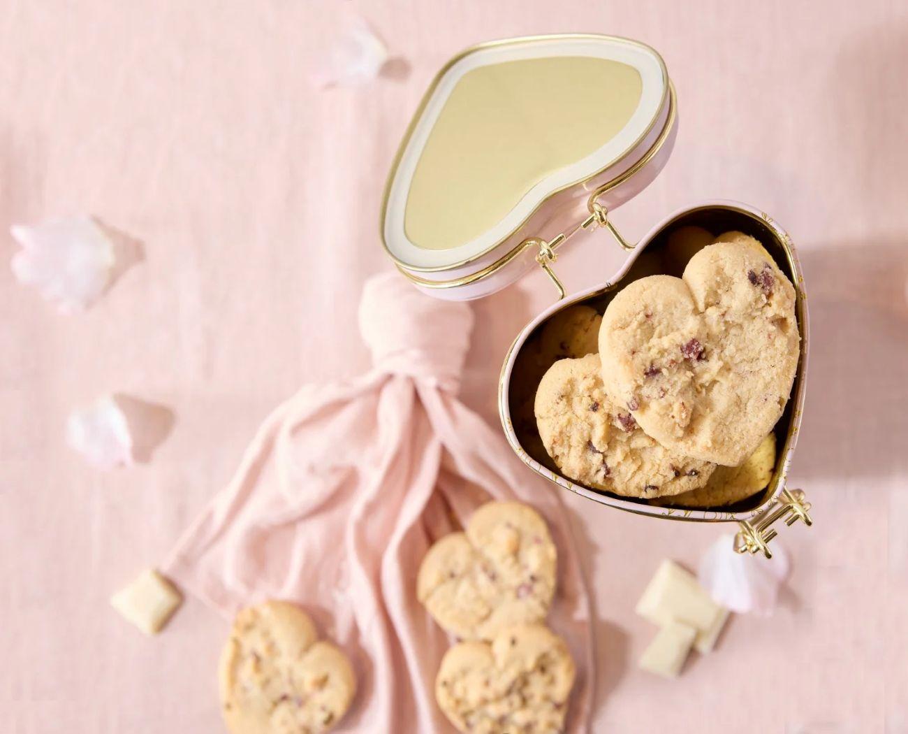 Sušienky s malinami a bielou čokoládou v plechovke v tvare srdca, 200 g