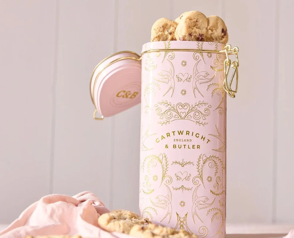 Sušienky s malinami a bielou čokoládou v plechovke v tvare srdca, 200 g