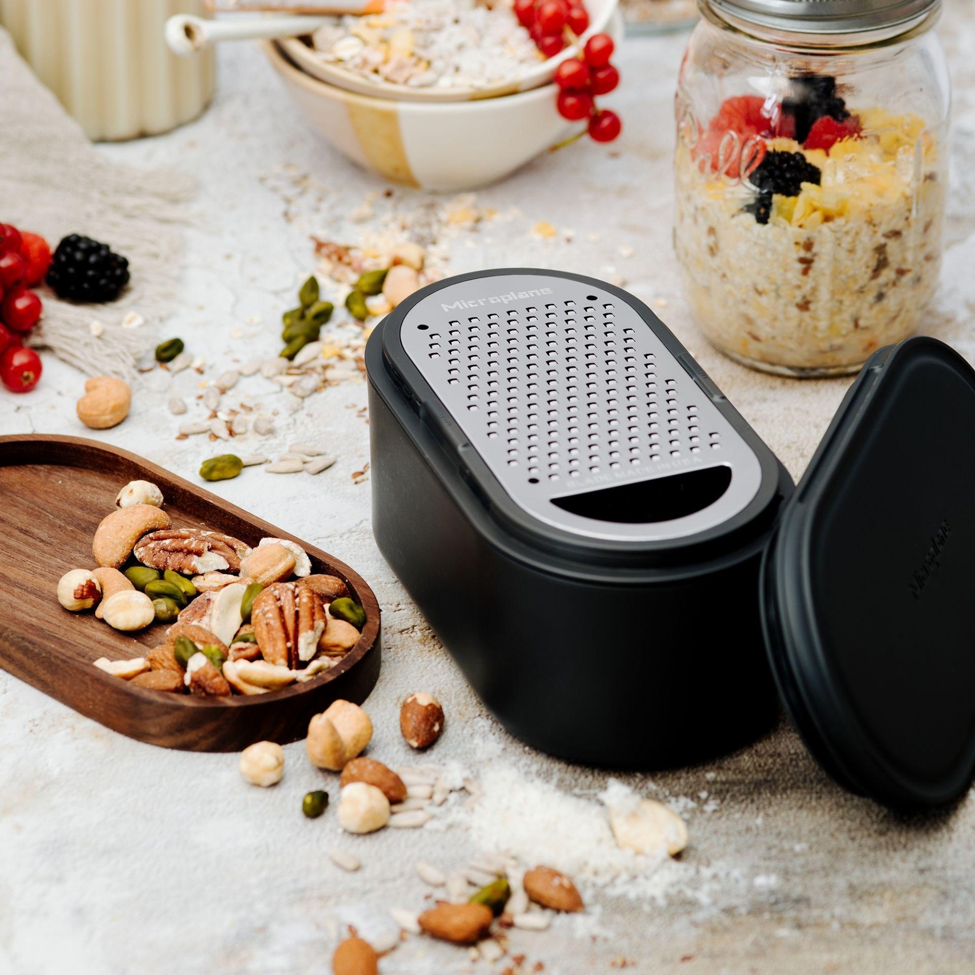 Jemné strúhadlo so zásobníkom a 2 vymeniteľnými viečkami, bambusové viečko