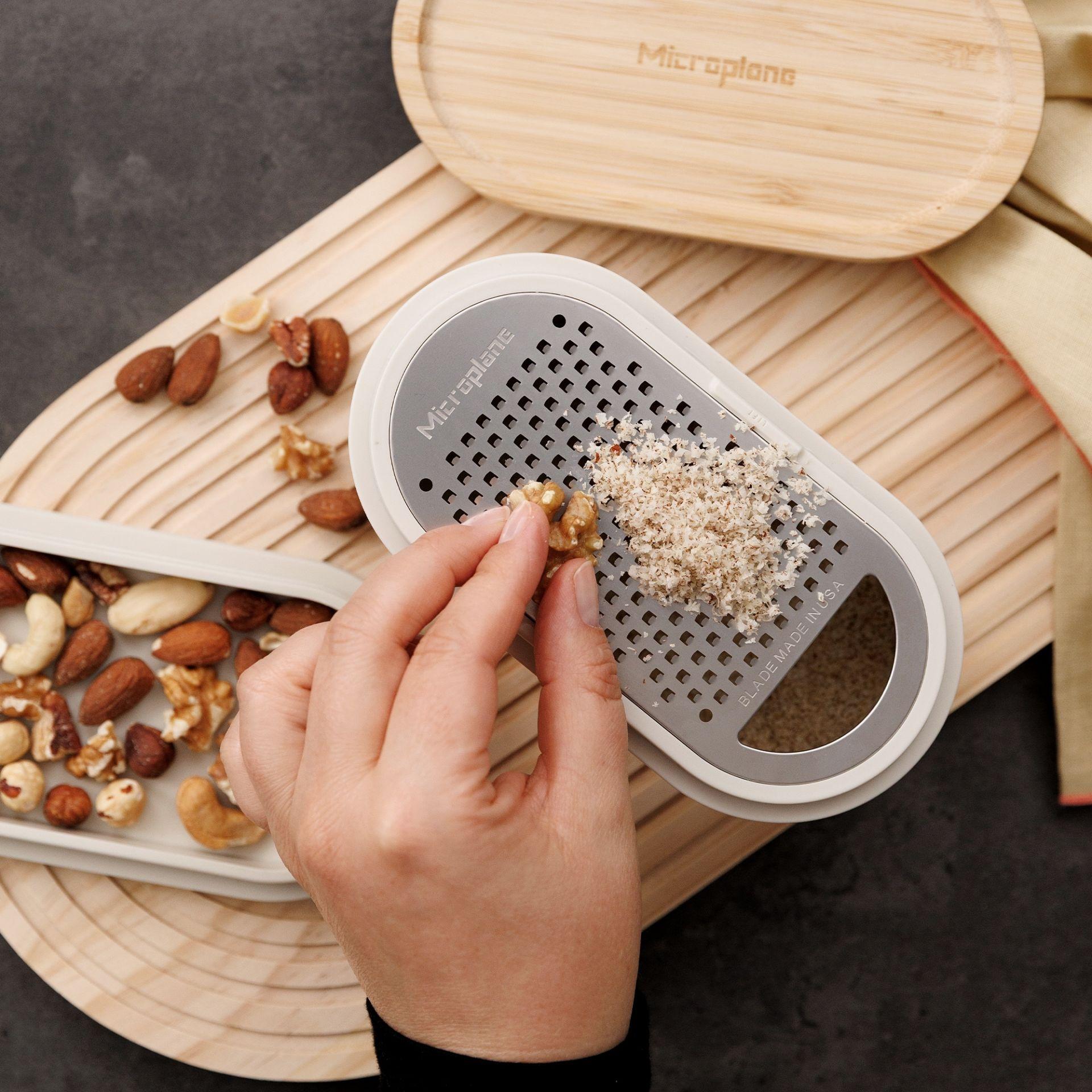 Jemné strúhadlo so zásobníkom a 2 vymeniteľnými viečkami, bambusové viečko