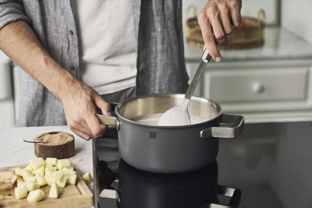 Súprava trojvrstvového nerezového riadu s keramickým povrchom Pure, 5 ks, zelená