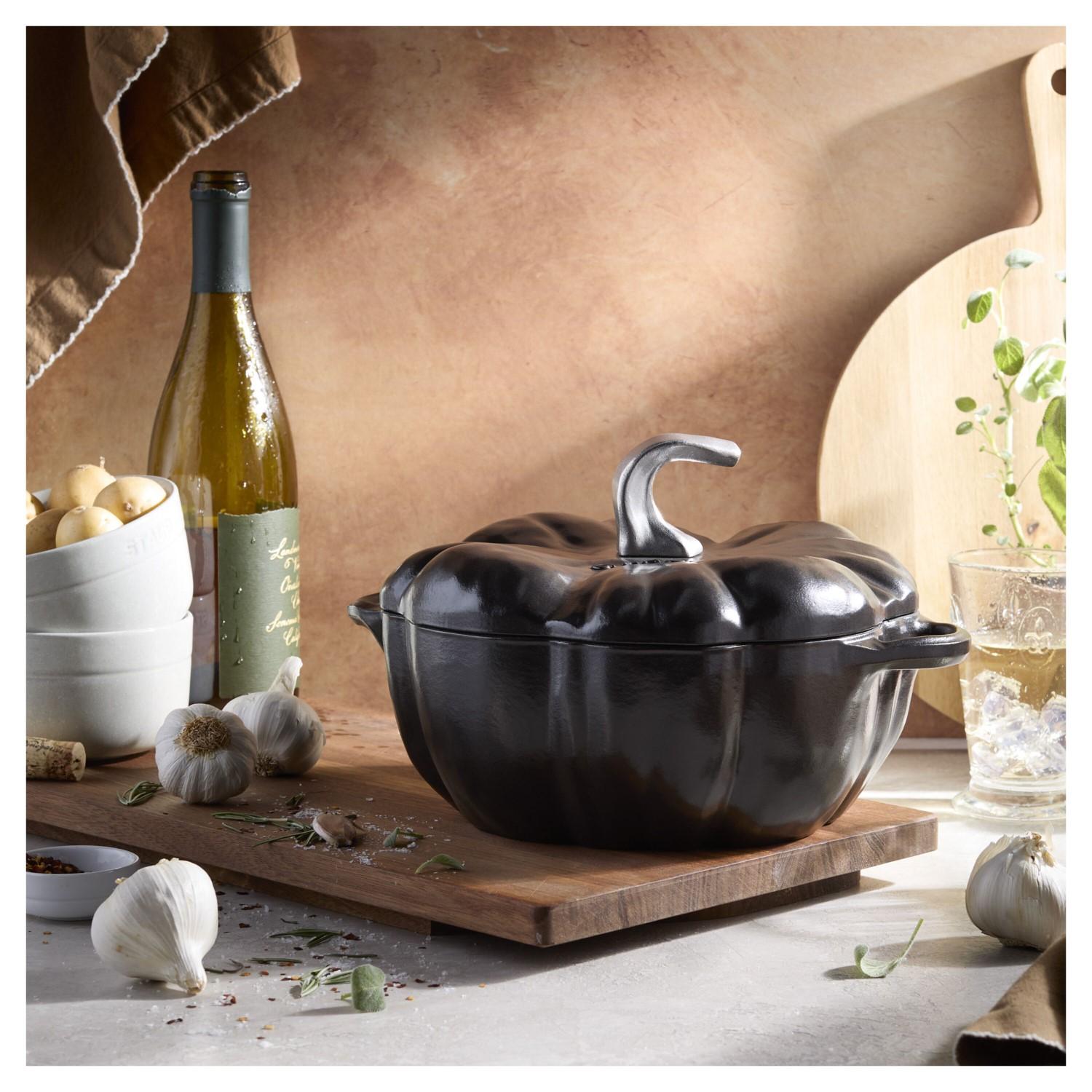 Liatinový hrniec v tvare tekvice s pokrievkou, 3,45 l / 24 cm, čierna