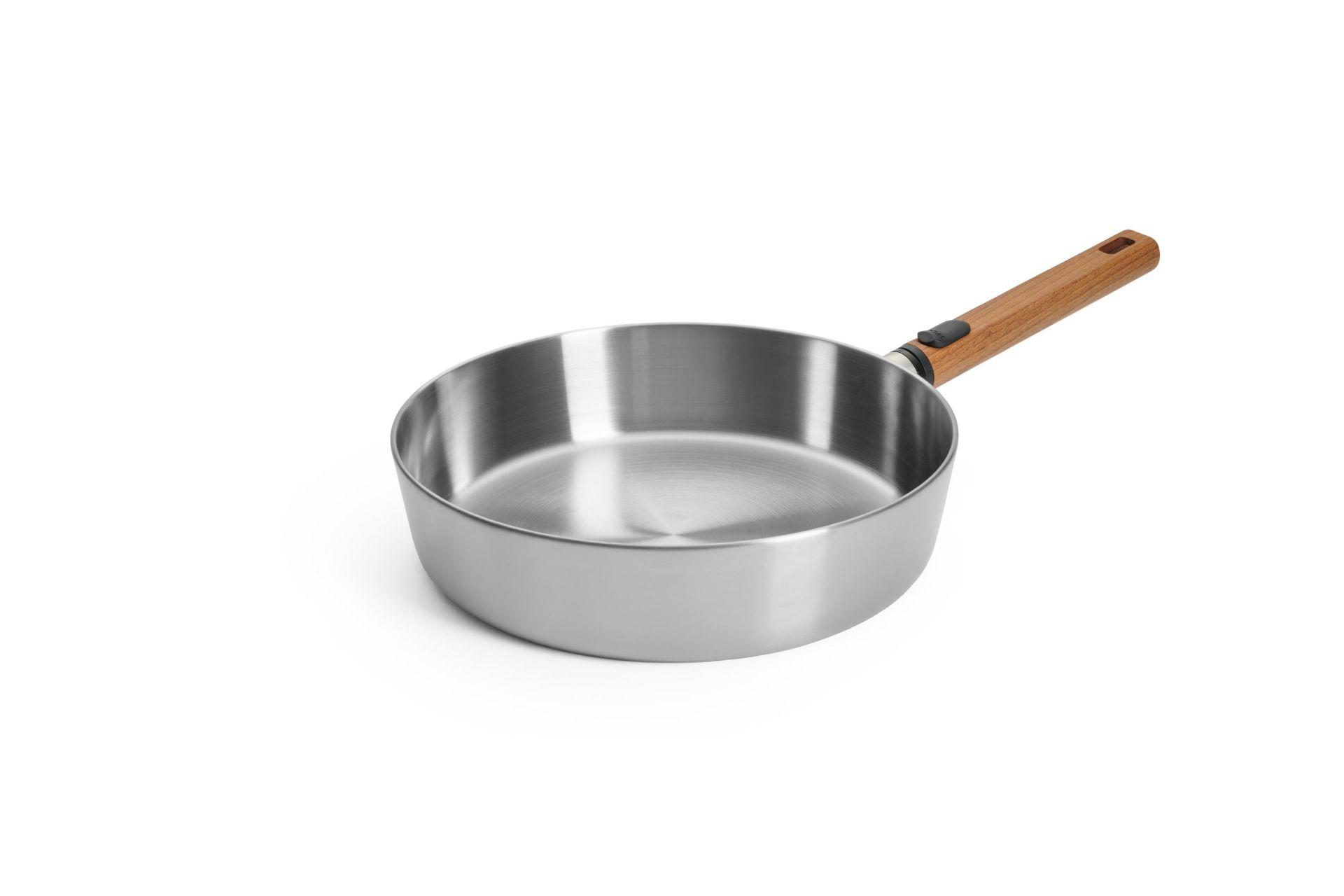 Nerezová soté pánev Logic Steel s dřevěnou odnímatelnou rukojetí, Ø 28 cm