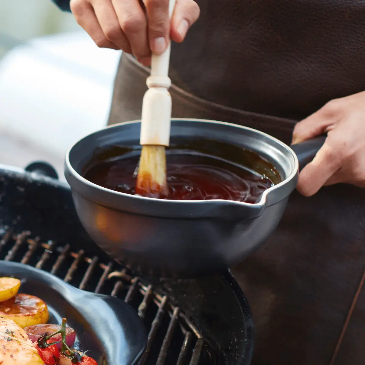 Keramická rajnica na omáčky a fondue BBQ, 1,2 l, čierna
