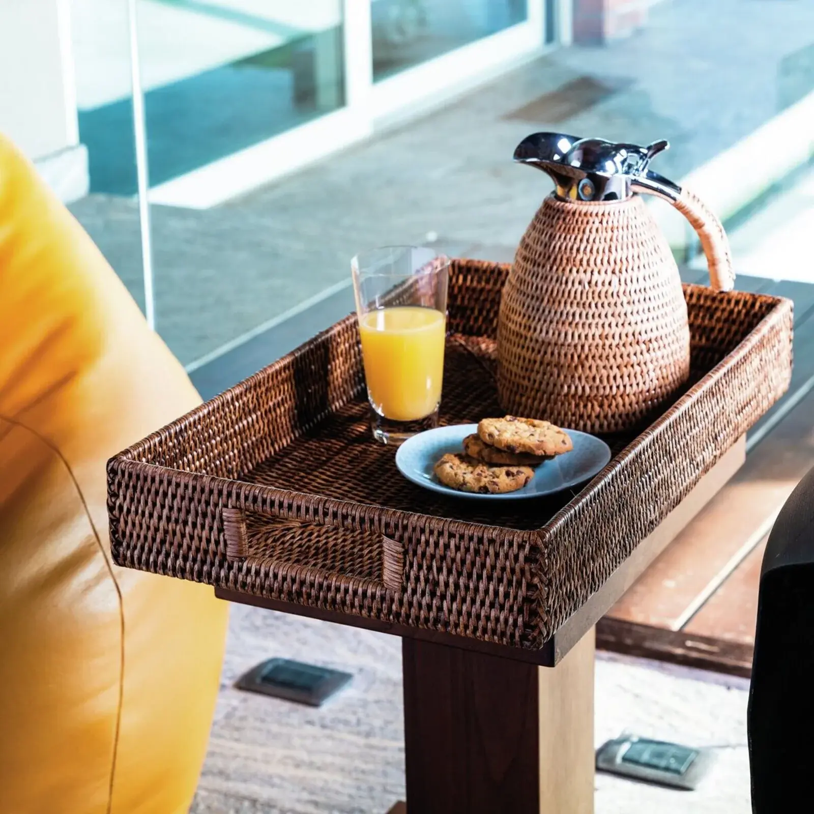 Termo karafa opletená ratanom, kolekcia Radici, 2,0 l, medovo hnedá