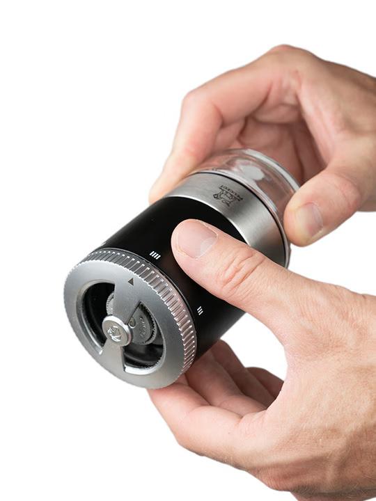 Duo mlynčekov Maestro na soľ a korenie so 6 zásobníkmi, korením a fixkou