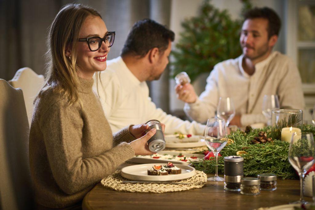 Duo mlynčekov Maestro na soľ a korenie so 6 zásobníkmi, korením a fixkou