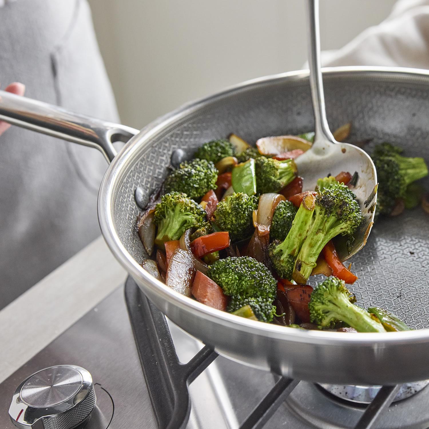 Nerezová wok panvica s hybridným keramickým nepriľnavým povrchom Thermobond, kolekcia Apex, 28 cm