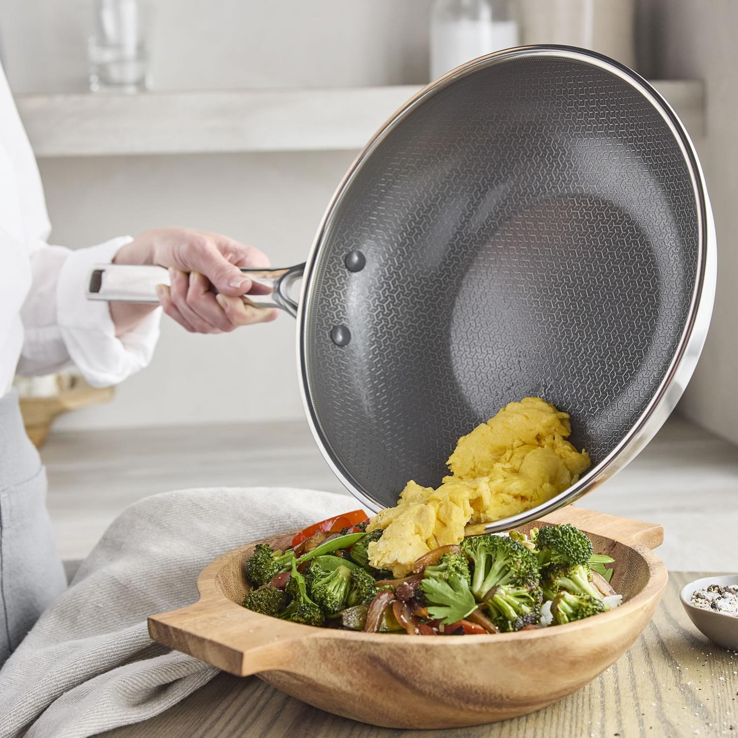 Nerezová wok panvica s hybridným keramickým nepriľnavým povrchom Thermobond, kolekcia Apex, 28 cm