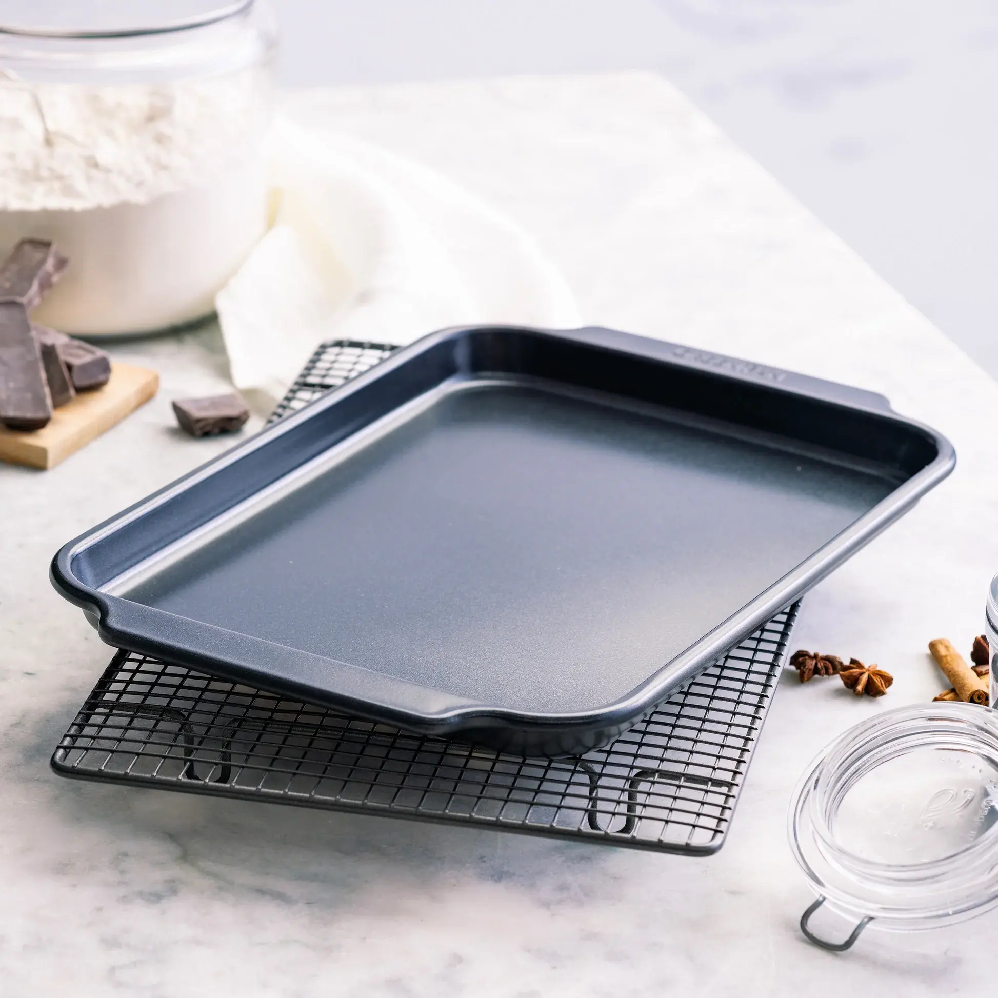 Nízky plech na pečenie s nepriľnavým povrchom, Bistro, 33 × 23 cm, čierna