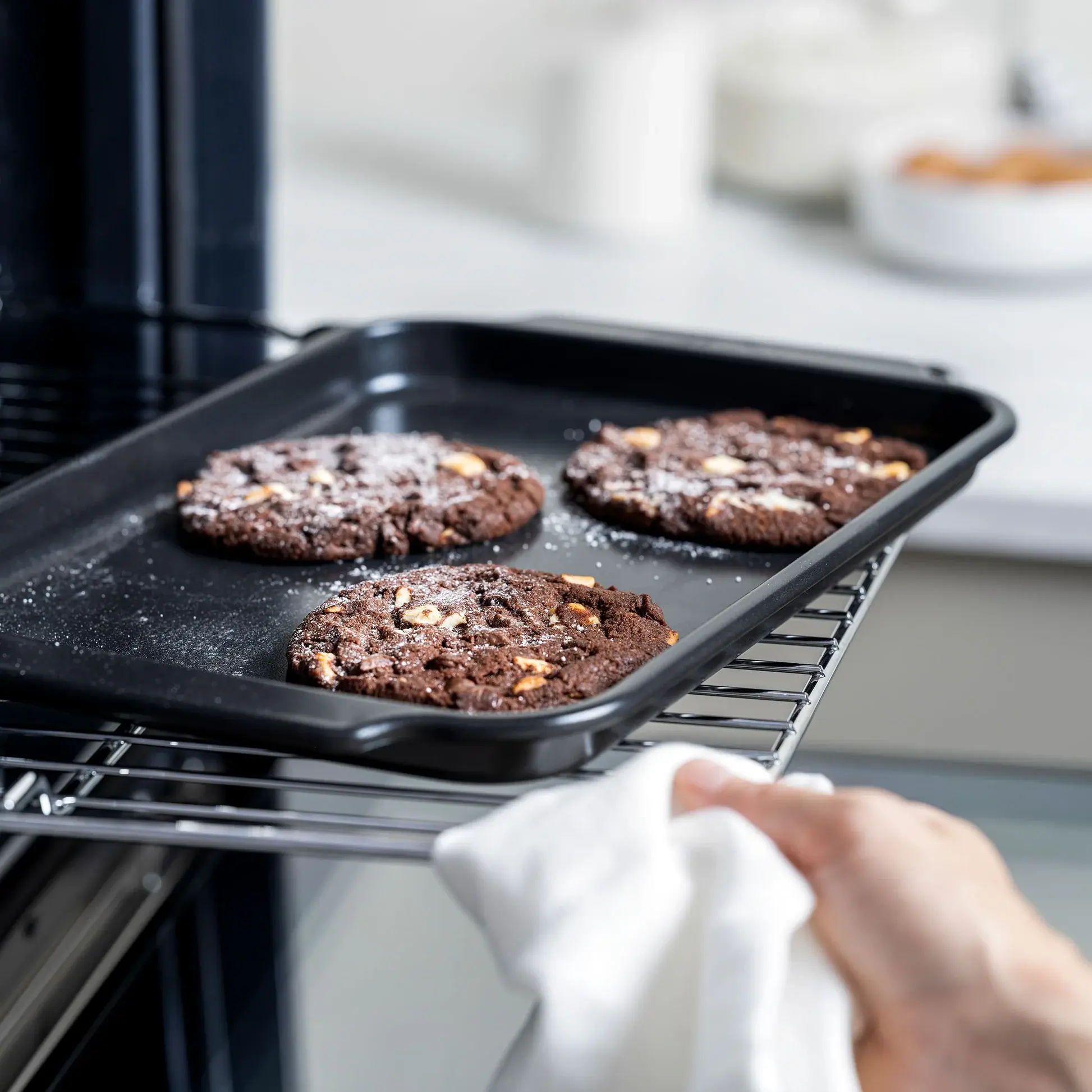 Nízky plech na pečenie s nepriľnavým povrchom, Bistro, 33 × 23 cm, čierna