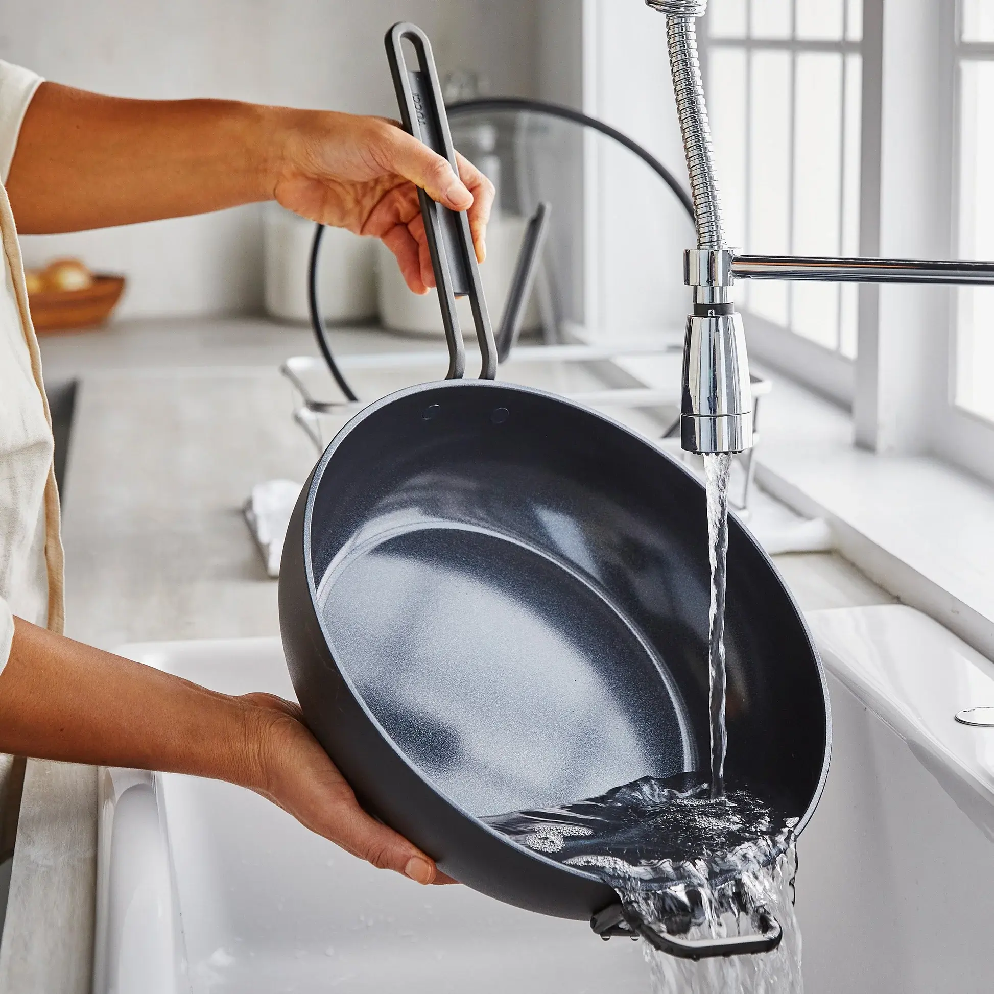 Nepriľnavá keramická soté panvica s pokrievkou, Stanley Tucci, Ø 33 cm / 6,2 l, čierna