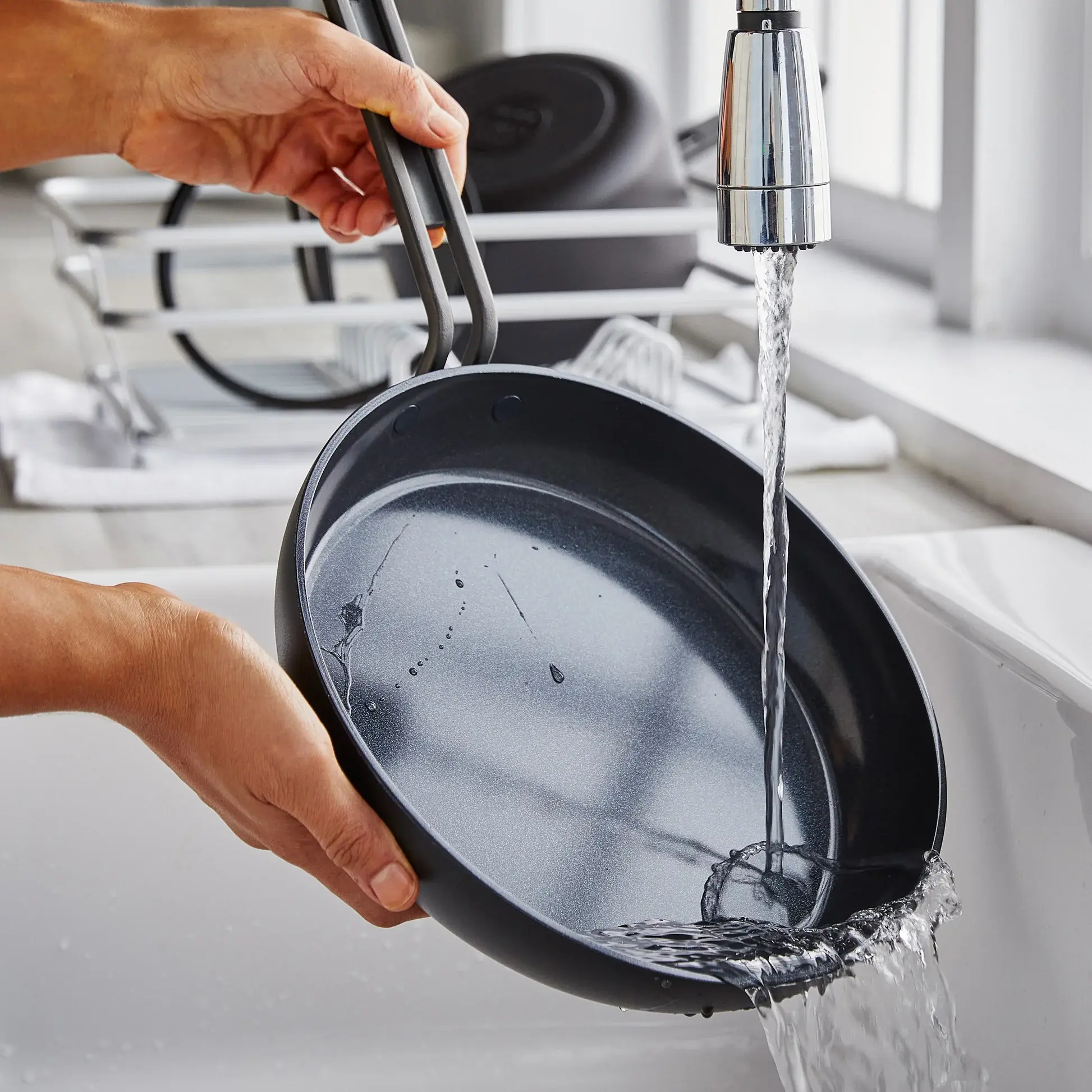 Súprava riadu s nepriľnavým keramickým povrchom, Stanley Tucci, 11 ks, čierna