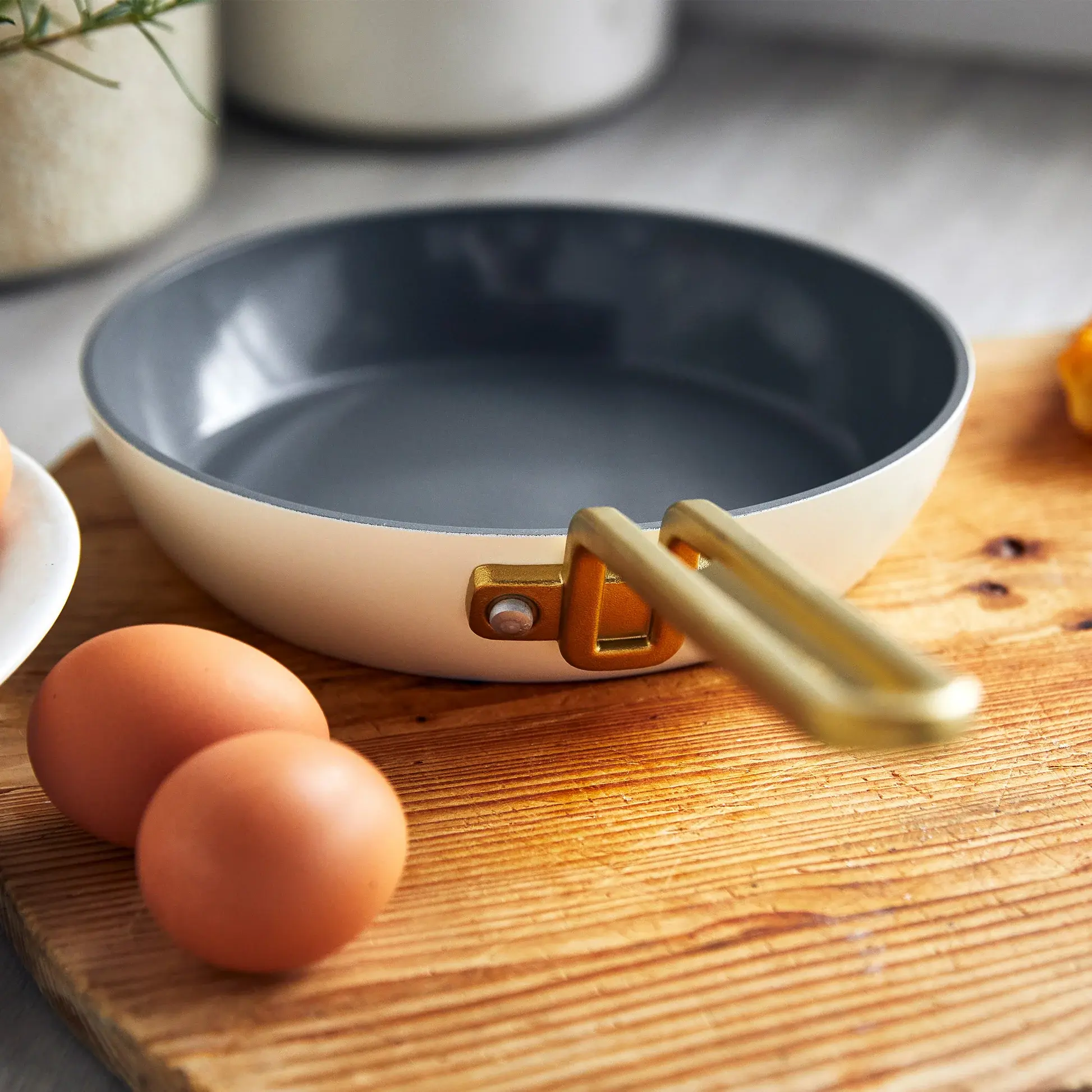 Nepriľnavá keramická panvica, Stanley Tucci, Ø 20 cm, krémová