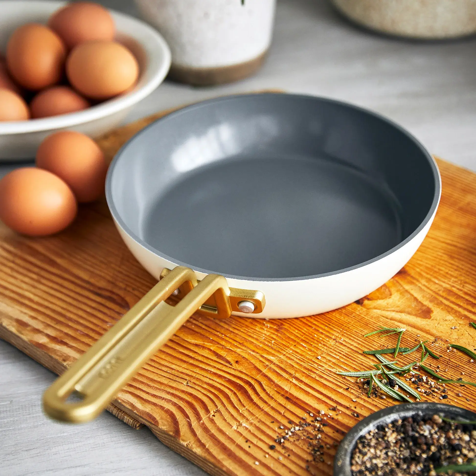 Nepriľnavá keramická panvica, Stanley Tucci, Ø 20 cm, krémová