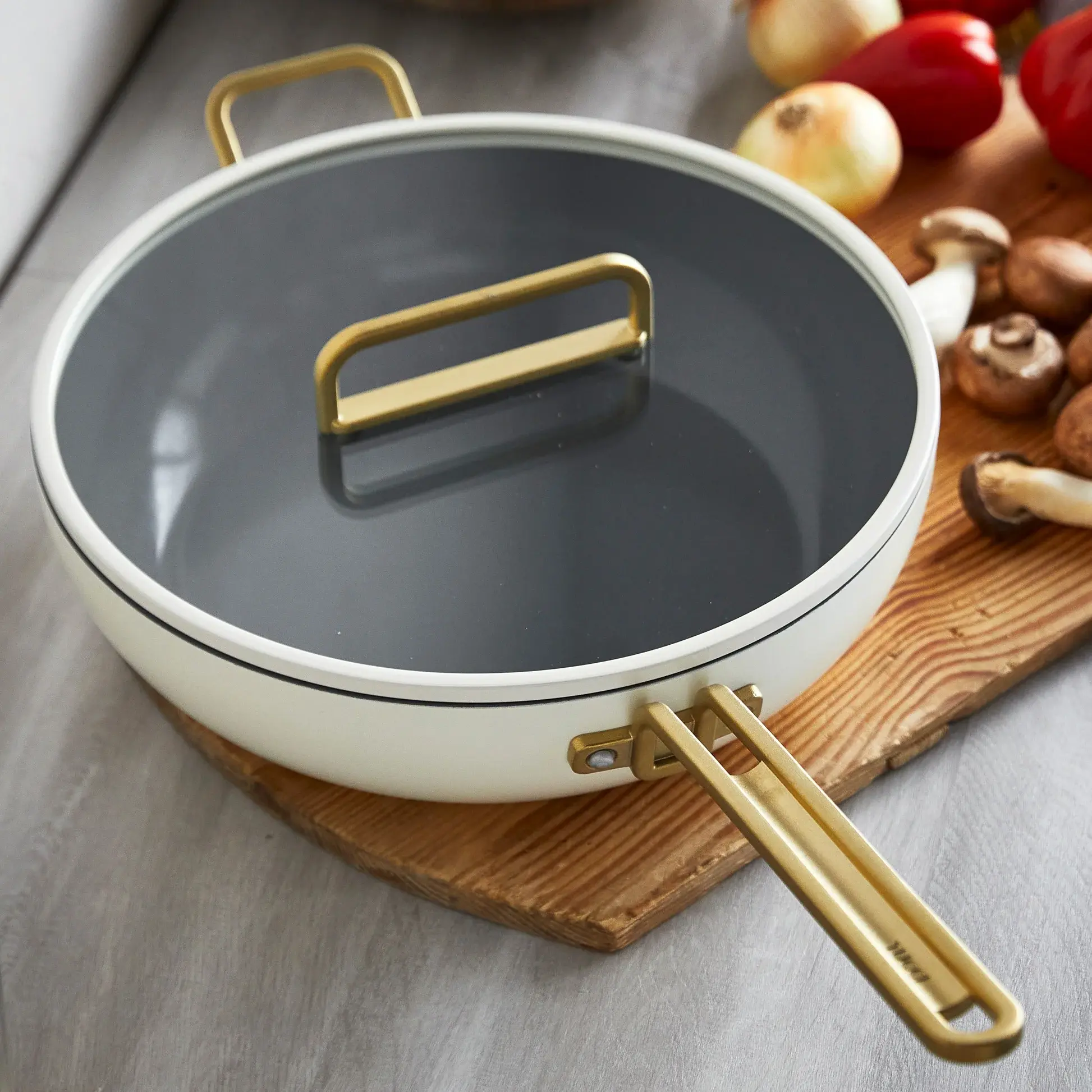 Nepriľnavá keramická soté panvica s pokrievkou, Stanley Tucci, Ø 30 cm, krémová