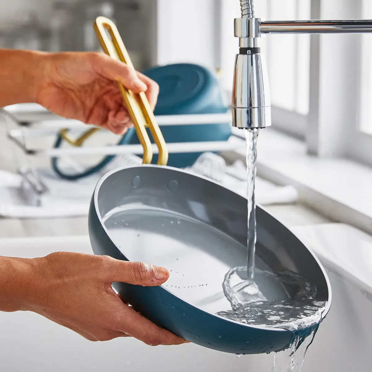 Sada 2 nepriľnavých keramických panvíc Stanley Tucci 20 + 26 cm, tmavo zelená