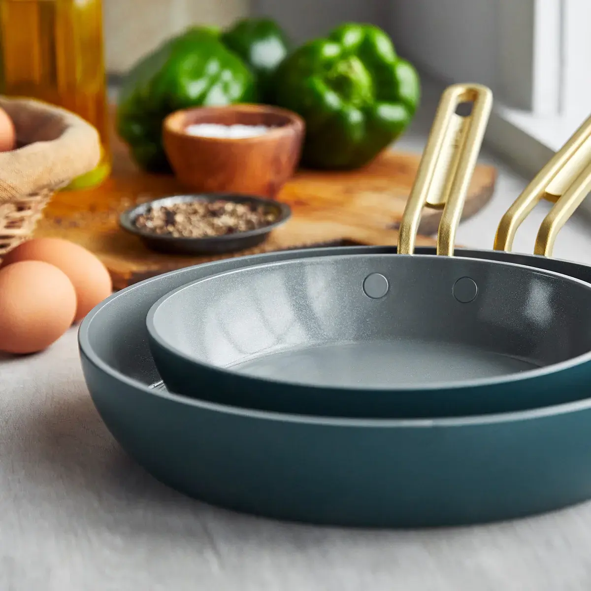 Sada 2 nepriľnavých keramických panvíc Stanley Tucci 20 + 26 cm, tmavo zelená