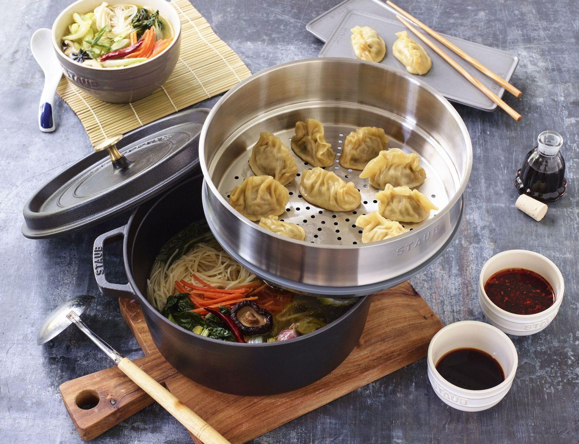 Liatinový hrniec s pokrievkou as naparovacou vložkou Cocotte, Ø 24 cm / 3,8 l, biela hľuzovka