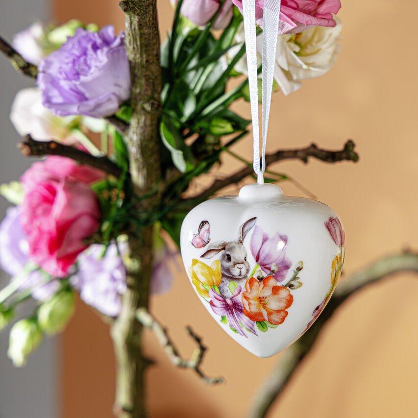 Porcelánová závesná dekorácia srdce „Zajačik s tulipánmi“, 7 cm