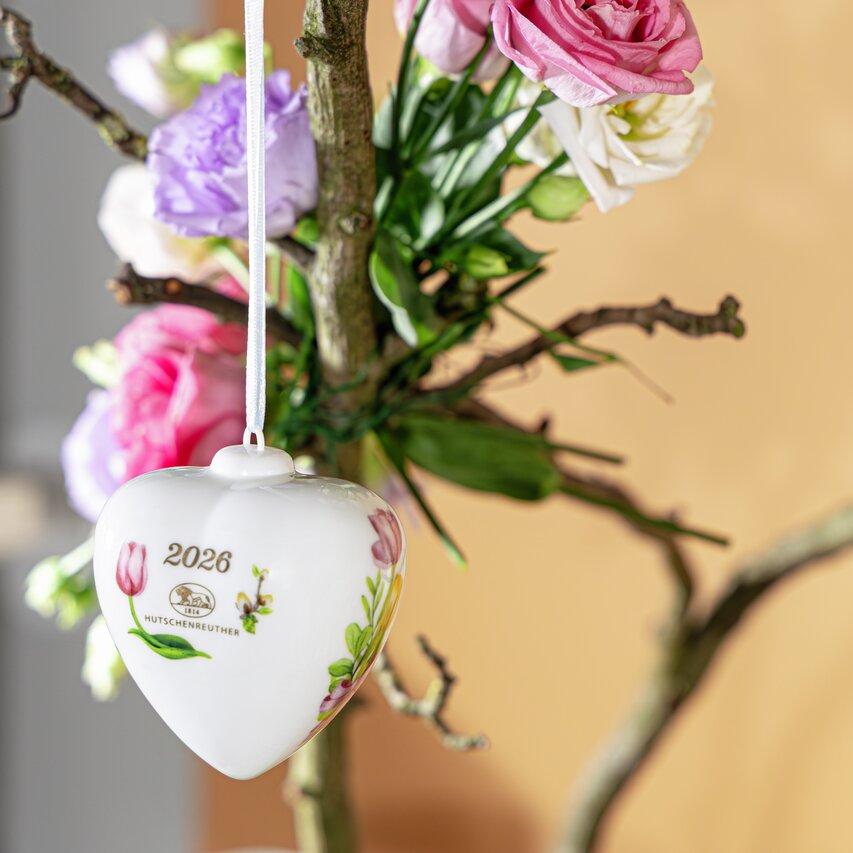 Porcelánová závesná dekorácia srdce „Zajačik s tulipánmi“, 7 cm