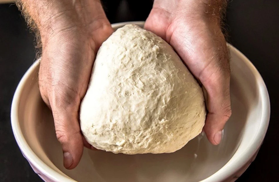 na šišky vypracujte rukami nelepivé cesto a nechajte kysnúť v mise na prípravu cesta. 