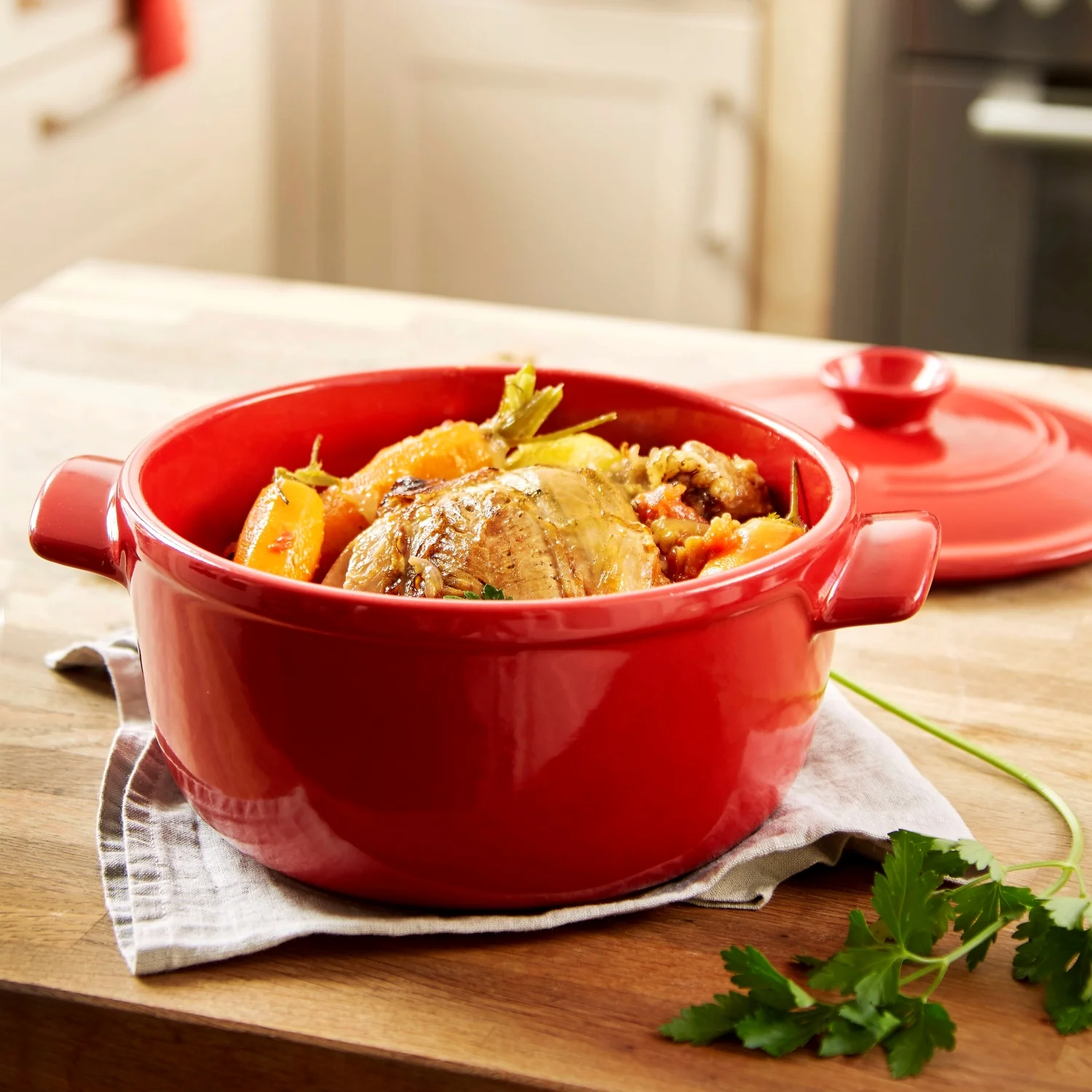 Emile Henry, keramický hrnec Flame, kulatý, granátová