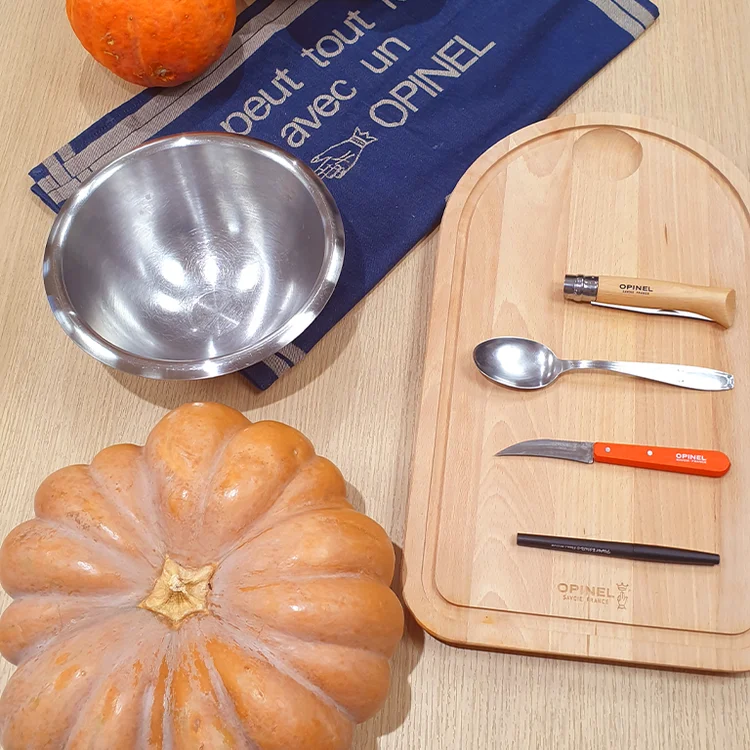 Pri vykrajovaní hallowenskej tekvice je potrebná aj pevná podložka