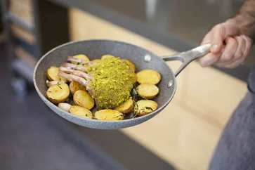 Na panvici 3: Jahňacie kotlety s pistáciovou krustou a tymianovými zemiakami grenaille