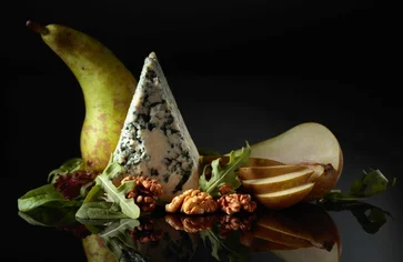 Šalát s hruškou, gorgonzolou a karamelizovanými vlašskými orechmi