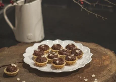 Linecké košíčky so slivkovou náplňou a čokoládovým krémom