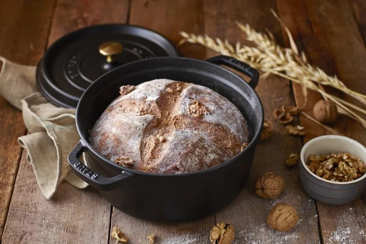 Hrnčekový domáci chlieb, ktorý sa pečie (skoro) sám