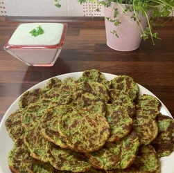 Cuketové placky so smotanovo-jogurtovým dipom