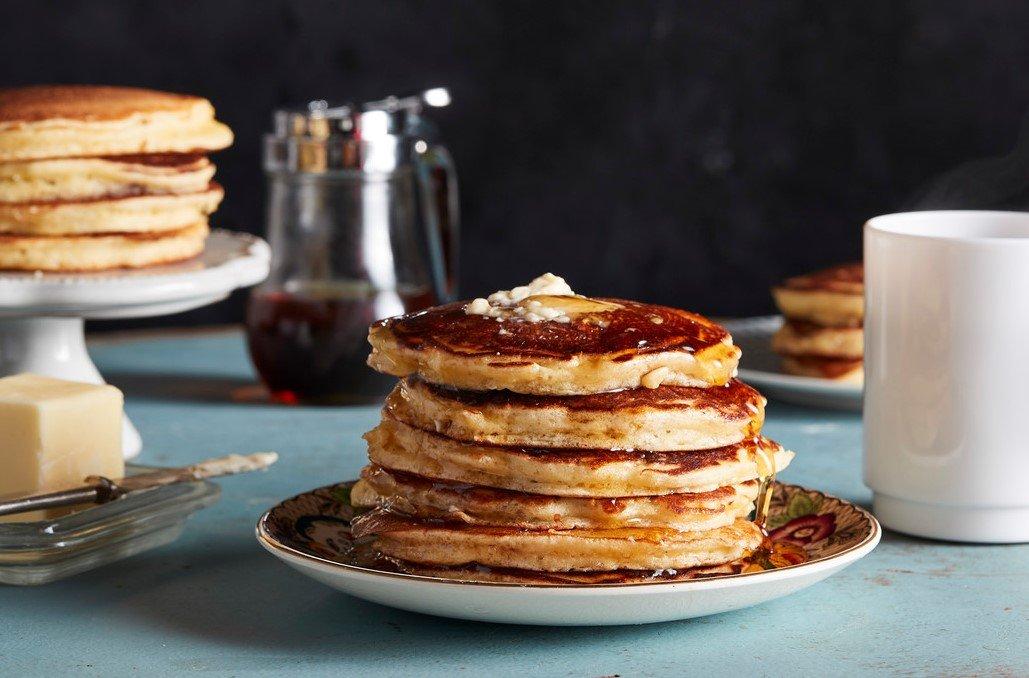 Jemné a nadýchané jablkové lievance s javorovým sirupom