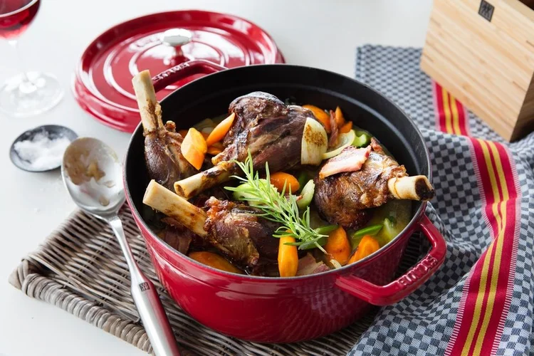 Ako vybrať hrniec: spoznajte rozdiel medzi smaltom a liatinou