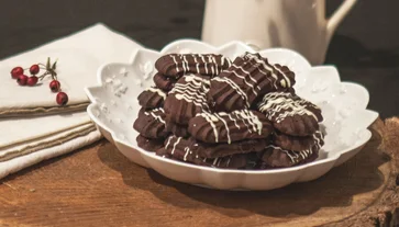 Kakaové sušienky s višňovou marmeládou