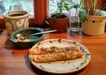 Palacinky na slano s cesnakom a cibuľovou náplňou