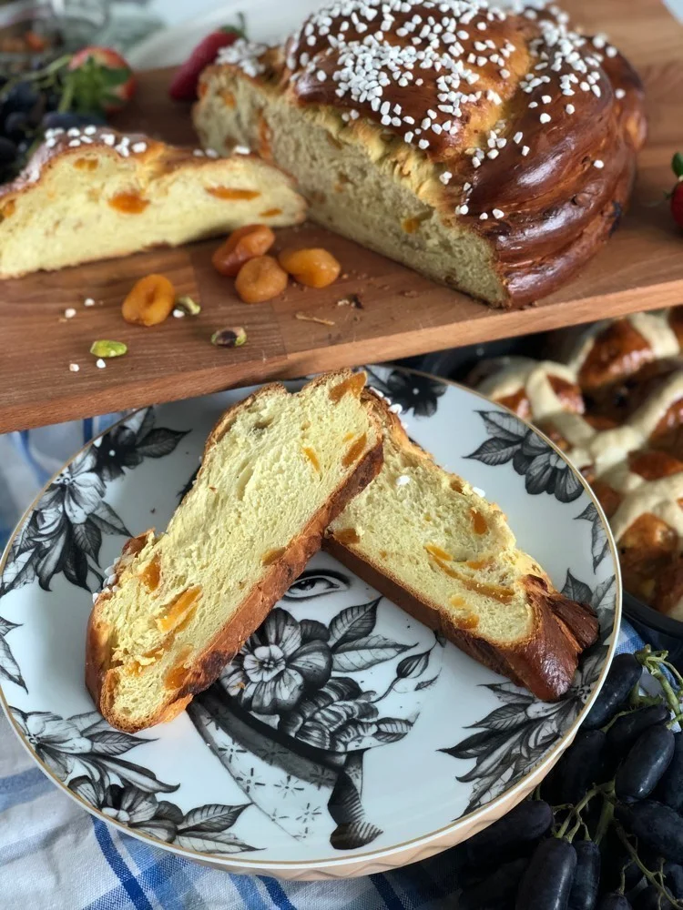 Tradičný český mazanec s marhuľami, mandľami a kardamónom podľa majstra cukrára Pepu Maršálka