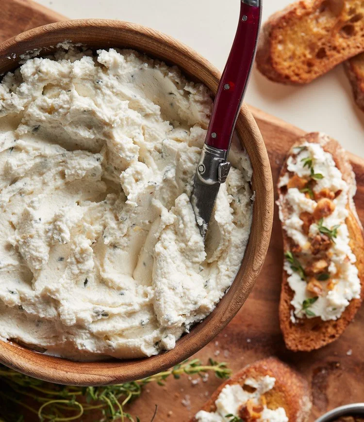 Crostini s nadýchanou nátierkou z kozieho syra, ochutenou orechmi