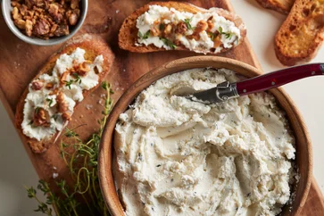 Crostini s nadýchanou nátierkou z kozieho syra, ochutenou orechmi