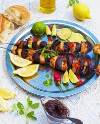 Grilované kuracie špízy so zázvorom, limetkou a s cibuľovým čatní